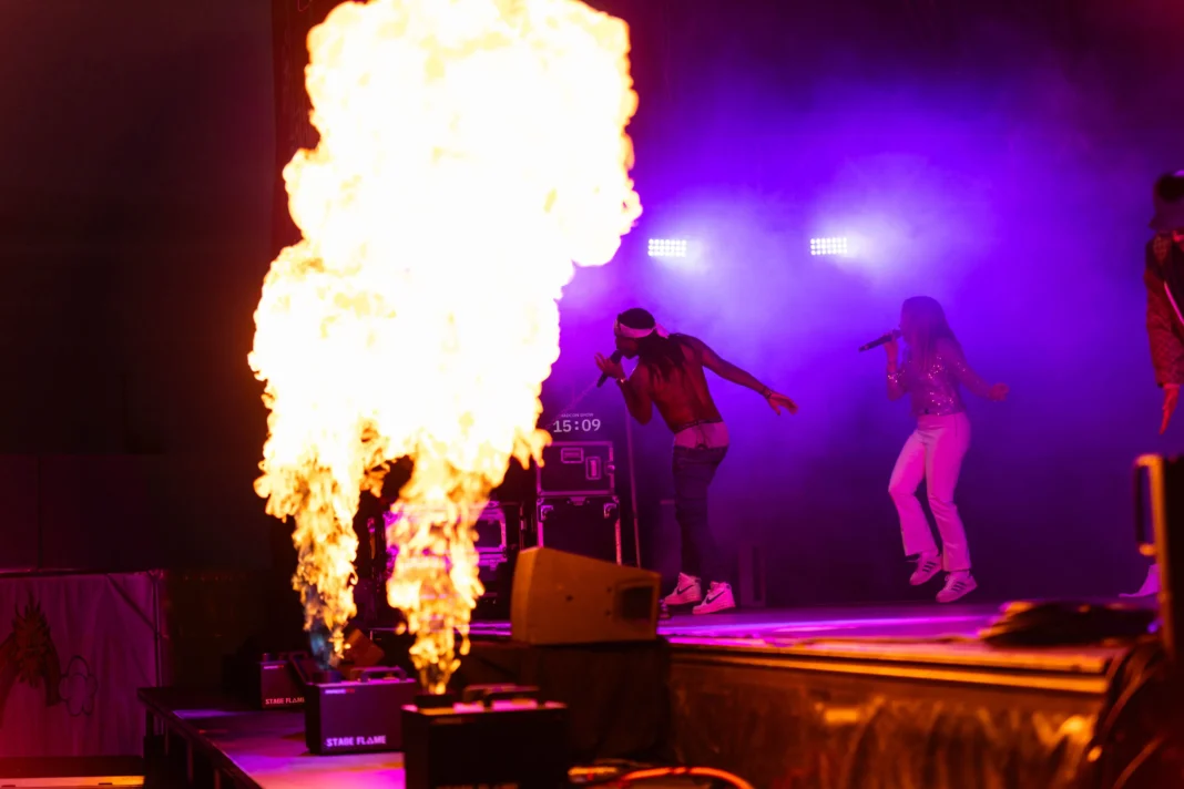 Madcon kjørte show i Vadsø lørdag kveld. (Foto: Øyvind Malin)