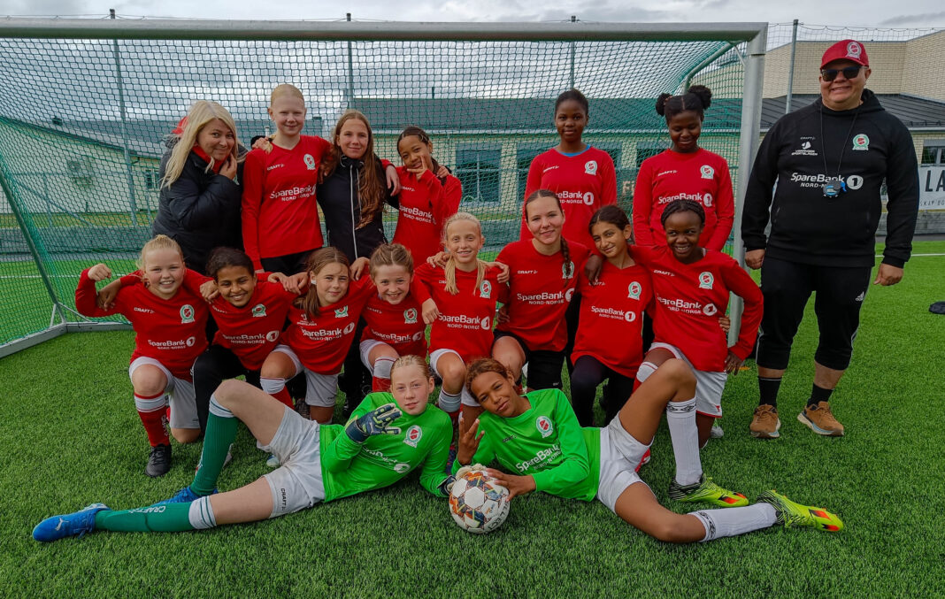 Det gror godt i jentefotballen i Vadsø, og det viser også resultatet i Altaturneringen. Her J13-laget som banket BUL i Vadsø, flankert av trenerne Ørjan Sundkvist og Kristin Rushfeldt Børresen. (Foto: Thomas Hildonen, Varangeravisa)
