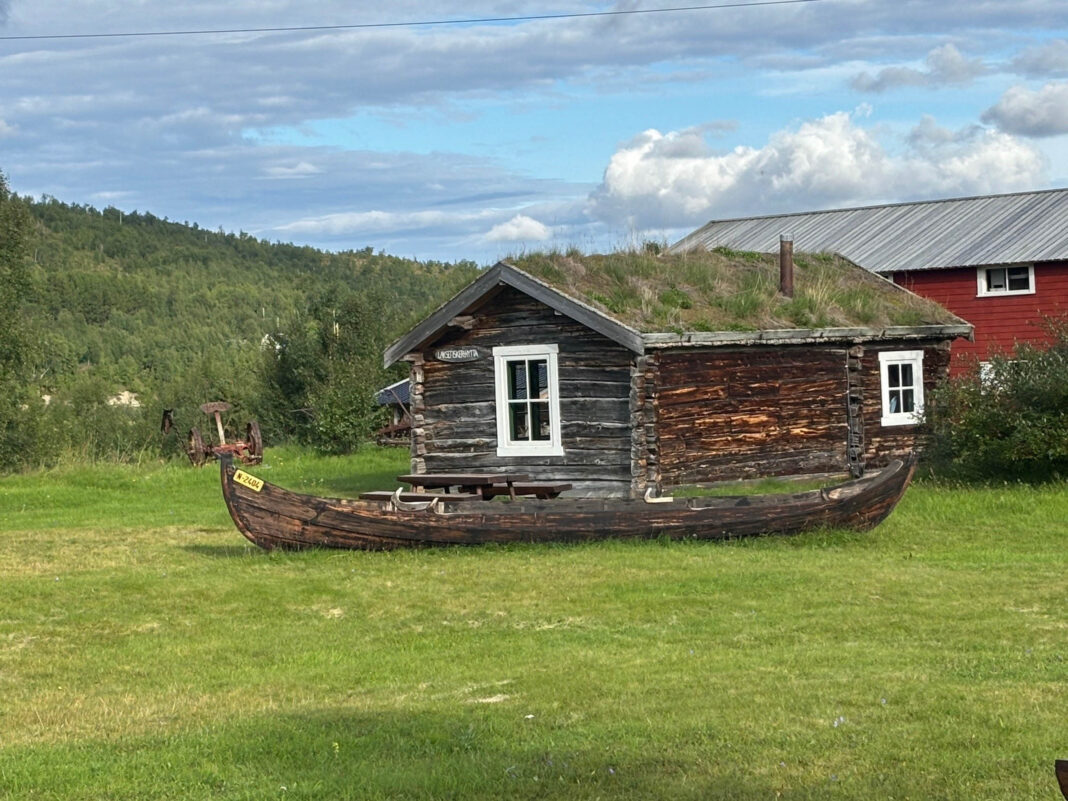 Her ser vi laksehytta til de engelske lakselordene. (Alle foto: Bjørn Hildonen)