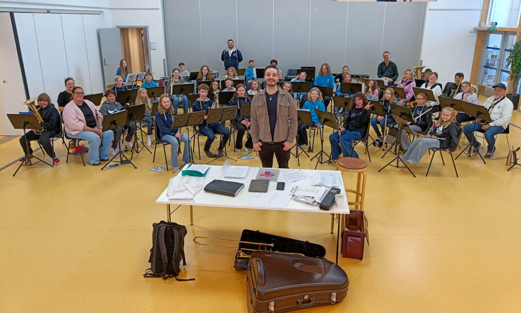 Skolekorpsene fra Vadsø og Kirkenes har funnet sammen, og reiser til Tusenfryd og en stor korpsfest. (Alle foto: Thomas Hildonen)